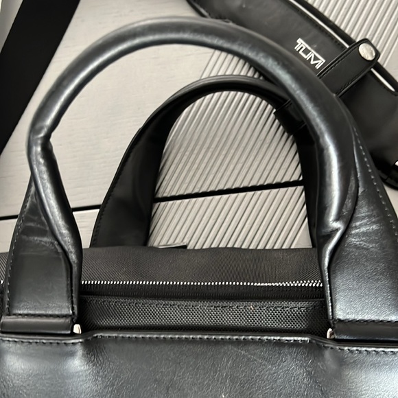 TUMI garment bag and suitcase with shoulder strap. Leather handles. Used once. - Picture 4 of 13